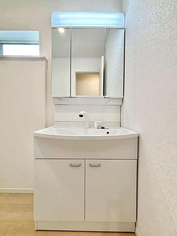 明るい洗面所は毎朝の身支度も楽しくできちゃいそうです。