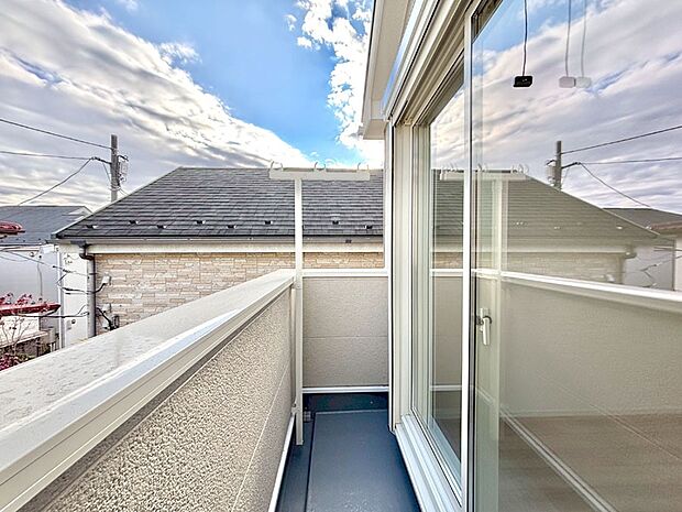 暖かな陽光が降り注ぐバルコニーはお洗濯におすすめ。爽やかな風も心地よいです。