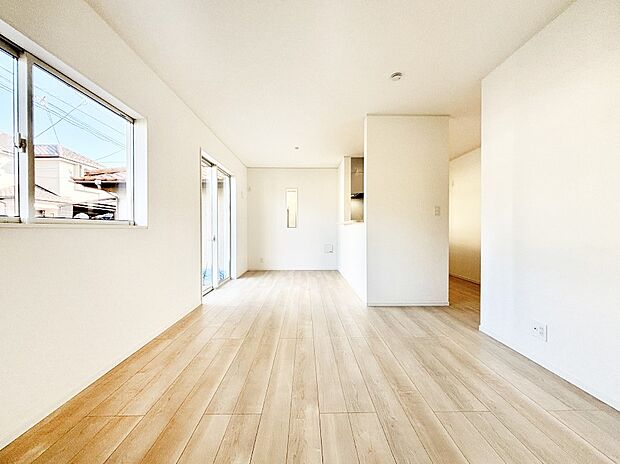 明るい陽光が注ぎ、寛ぎの雰囲気に満たされるリビング・ダイニング。