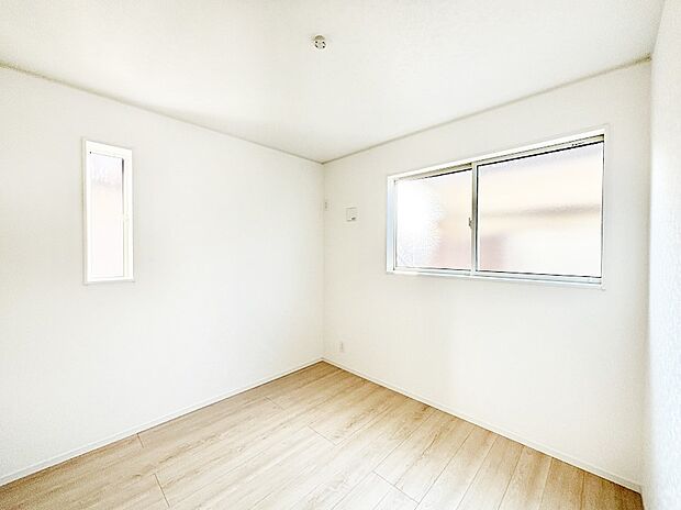 2面採光で気持ちよく自然光が取り入れられるのでお子様のお部屋にもピッタリ