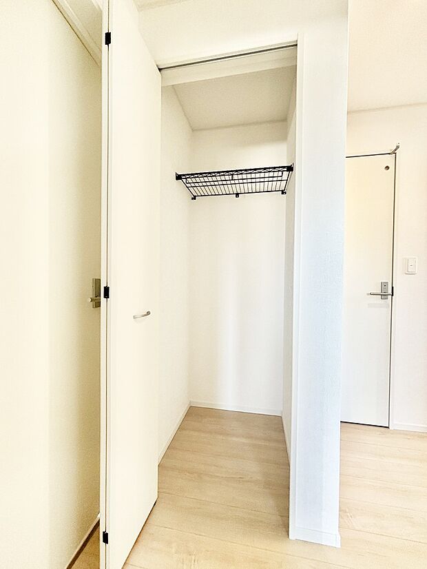 2階廊下収納には掃除用品や日用品のストックなどを収納できます。