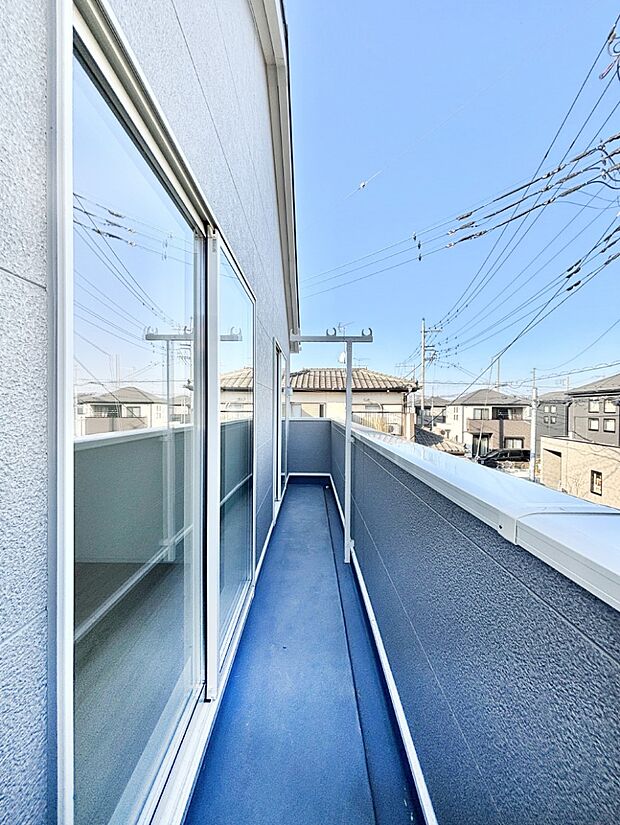 暖かな陽光が降り注ぐバルコニーはお洗濯におすすめ。爽やかな風も心地よいです。