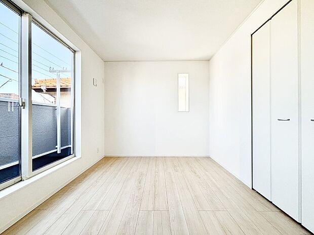 バルコニーが明るさと開放感を演出!朝スッキリと目覚められそうですね!