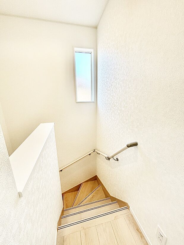 安全性を考慮し階段には手すりを設置しています