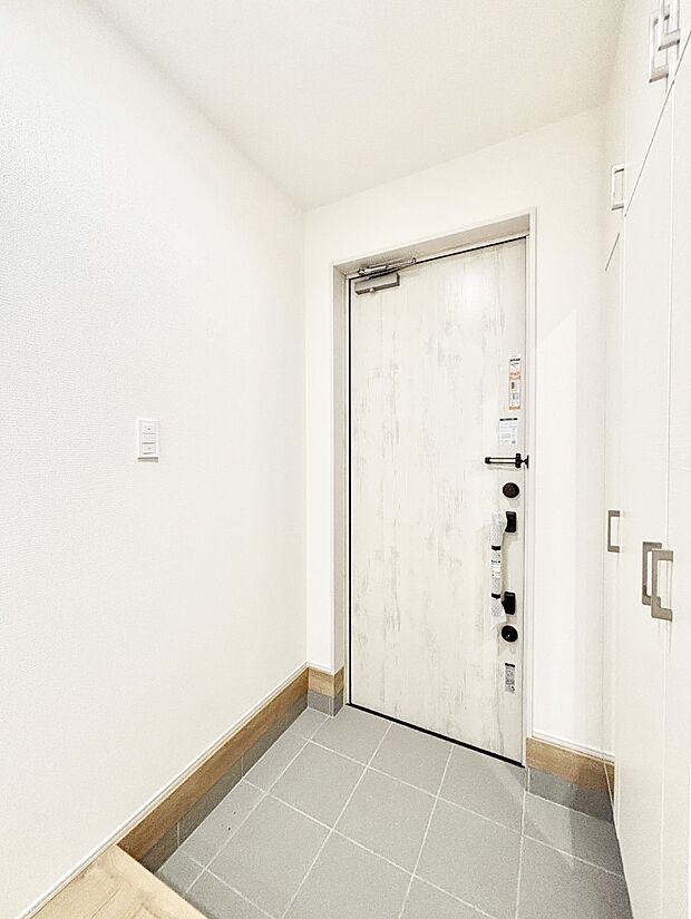 明るく落ち着きのある玄関