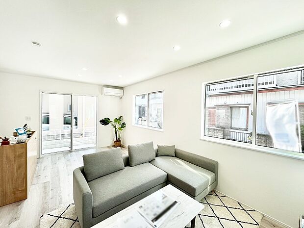 明るい陽光が注ぎ、寛ぎの雰囲気に満たされるリビング・ダイニング。   