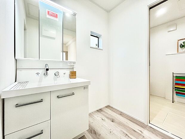 清潔感のある快適空間です。毎日の身支度も気持ち良くお使い頂けます。