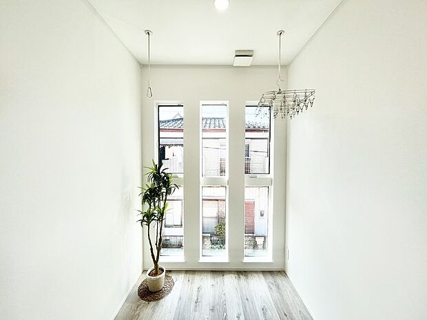 2階ホールのフリースペースは柔らかな陽射し感じられる空間