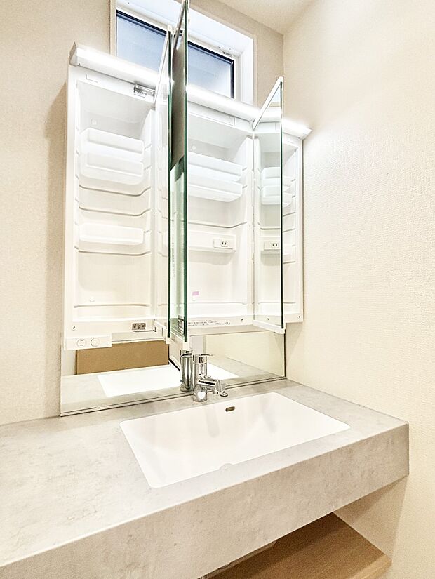 三面鏡の裏に、化粧品や衛生用品などを収納可能。洗面台をすっきりと保ちます！  