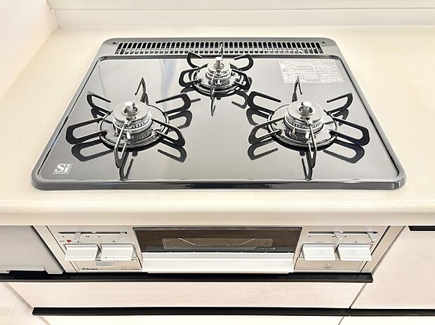 ガスコンロはＳｉセンサー搭載。火力調節や焦げ付き・消し忘れも防いでくれます。