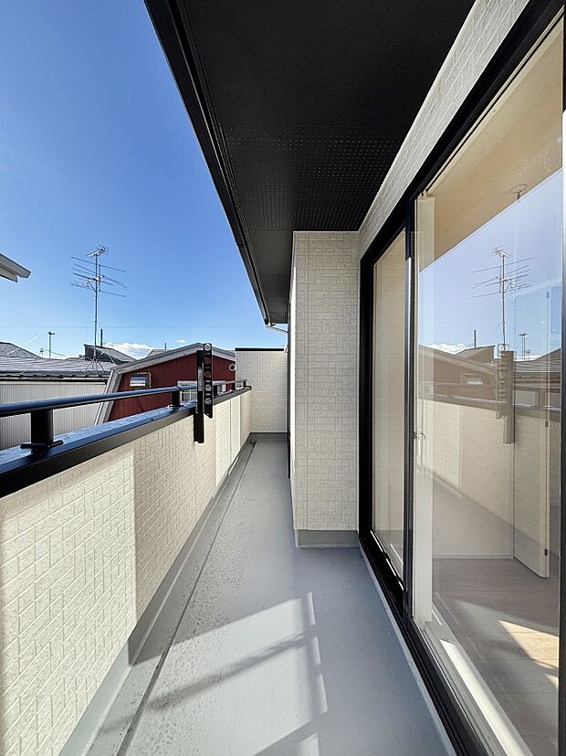 暖かな陽光が降り注ぐバルコニーはお洗濯におすすめ。爽やかな風も心地よいです。 