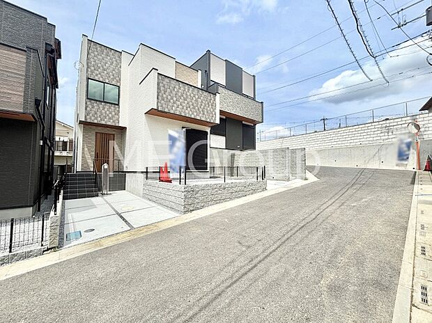 前面道路はきちんと整備されています  