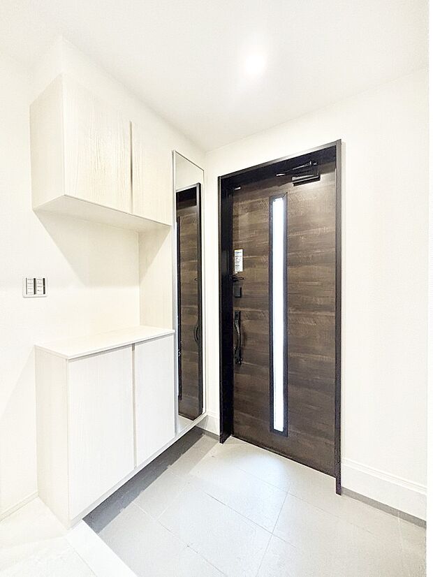 明るい玄関はお客様をお出迎えするのにぴったりです！ 