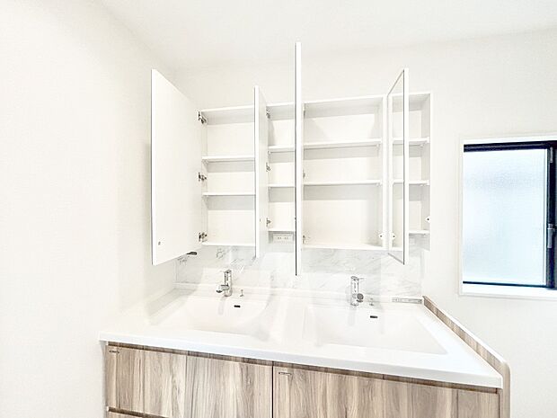 三面鏡の裏に、化粧品や衛生用品などを収納可能。洗面台をすっきりと保ちます！