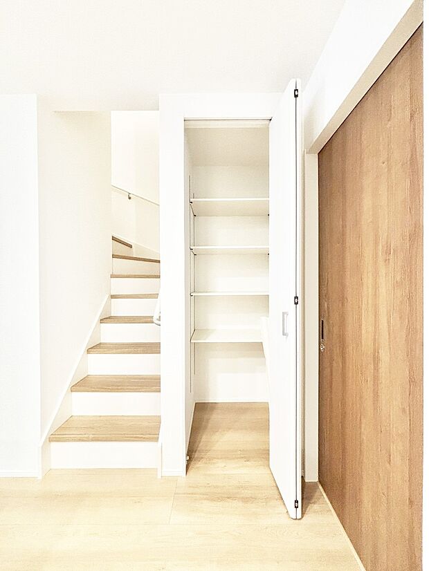 キッチン横の収納はパントリーとしても利用できます