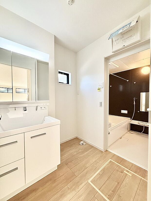 身支度もスムーズにおこなえる脱衣場         