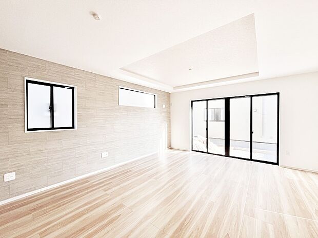 大きな窓からたっぷりの陽光と風を感じられるリビング