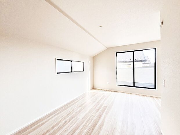 バルコニーが開放感をプラスしてくれる洋室