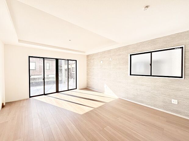 日当たりのいいリビングでゆったりとしたティータイムを！ お気に入りのグリーンを飾れば更に心地よさがアップ！