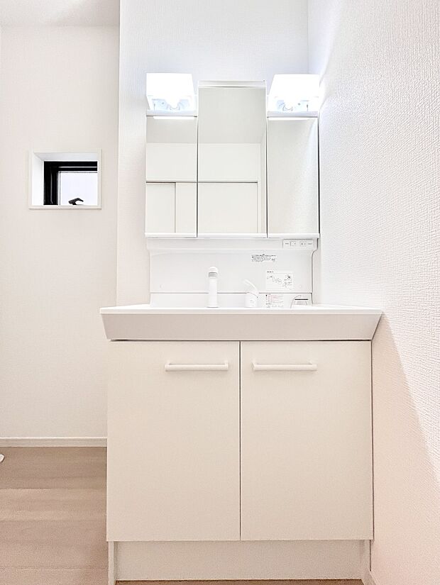 三面鏡の裏に、化粧品や衛生用品などを収納可能。洗面台をすっきりと保ちます!