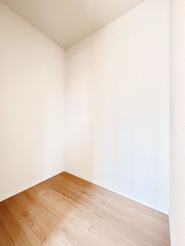 ウォークインクローゼット付きで生活空間を広く利用できます。