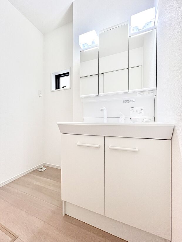 清潔感ある洗面化粧室で朝の身支度も快適