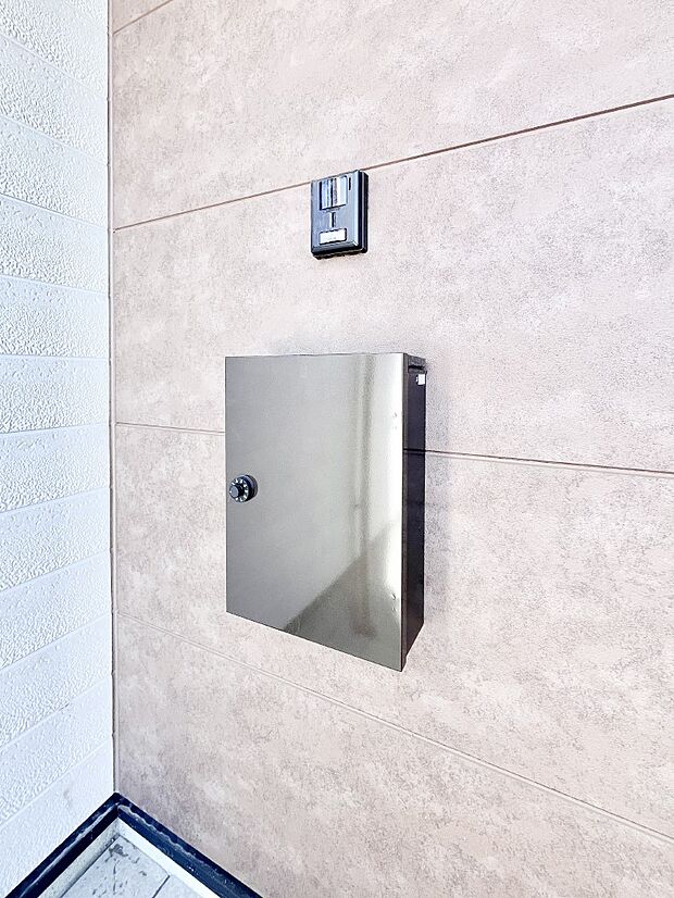 シンプルデザインのポスト。