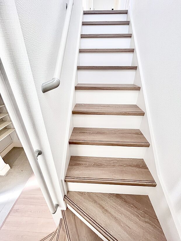 安全性を考慮し階段には手すりを設置しています