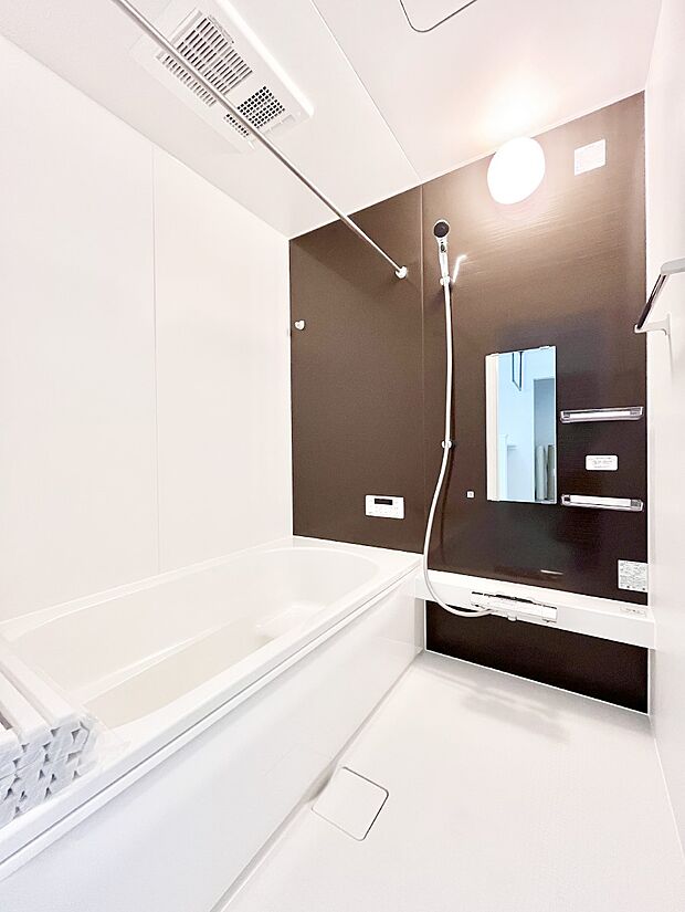 一日の疲れを癒してくれる明るい清潔感のあるバスルーム