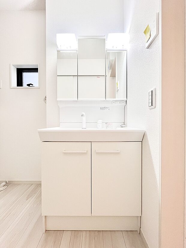 収納力と機能性に優れた洗面化粧台