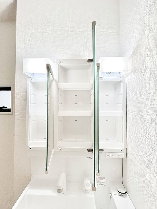 三面鏡の裏に、化粧品や衛生用品などを収納可能。洗面台をすっきりと保ちます！