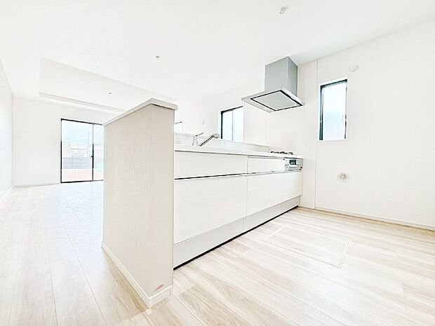 ご家族の会話弾む対面キッチン。お料理中のパパママもご家族と過ごす時間が増えそう！