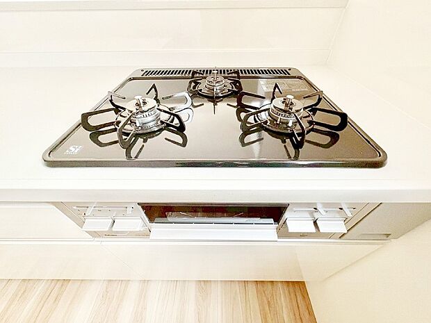 ガスコンロはSiセンサー搭載。火力調節や焦げ付き・消し忘れも防いでくれます。