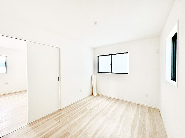 リビングに隣接した洋室。引き戸を開放するとリビングと繋がる憩いの空間に変身！