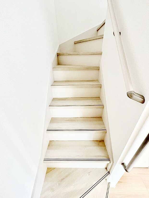 小さなお子様やご年配の方に嬉しい配慮!階段には手摺付きです。