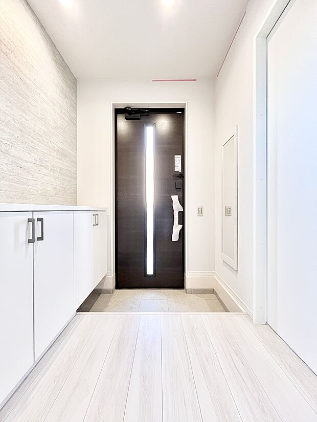 ガラススリットの入った玄関ドアが室内に光を届けてくれます