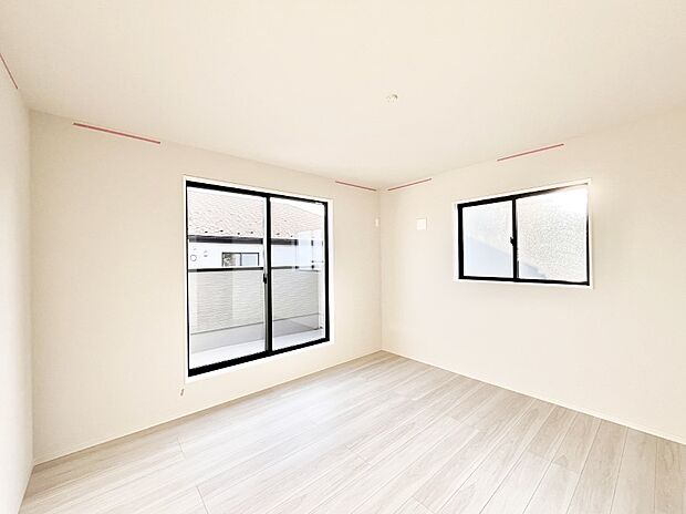 バルコニーが開放感をプラスしてくれる洋室