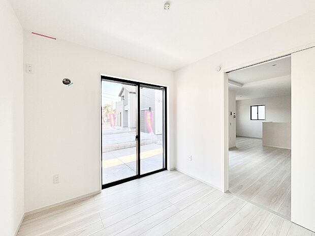 リビング隣接の洋室は個室としても利用できます