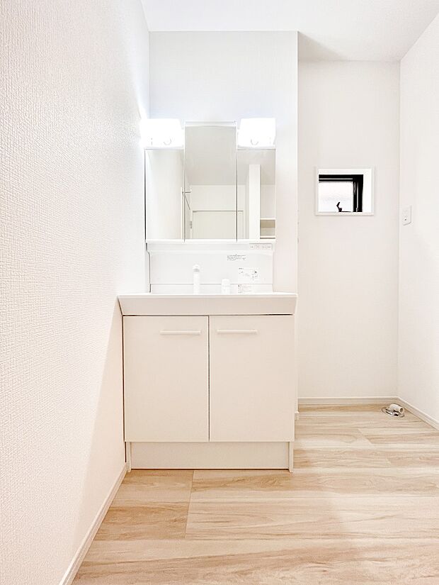 三面鏡の裏に、化粧品や衛生用品などを収納可能。洗面台をすっきりと保ちます!