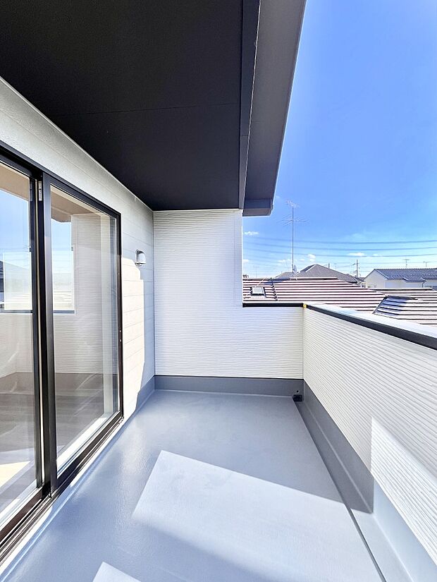 ゆったりバルコニーだから沢山お洗濯ものを干せます。