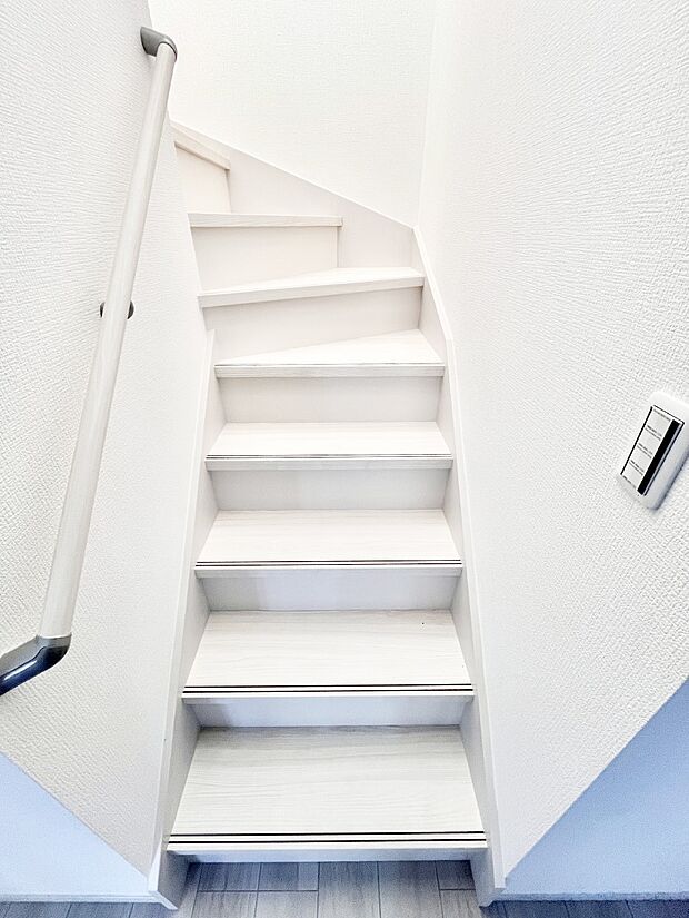 階段は手すり付きなので小さなお子さまやご高齢の方も安心です