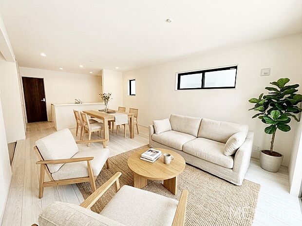 ゆとりある広さが嬉しいリビングは家族みんなの憩いの空間です　※家具はCGです