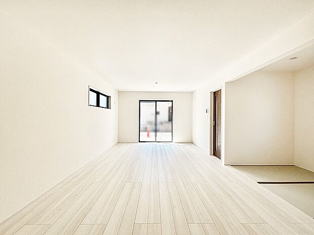 リビングの一角にはタタミコーナー！柔らかい畳の空間はお子様の遊び場としても。