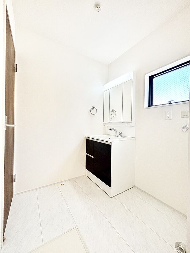 ゆとりの洗面スペースで朝の身支度もラクラク