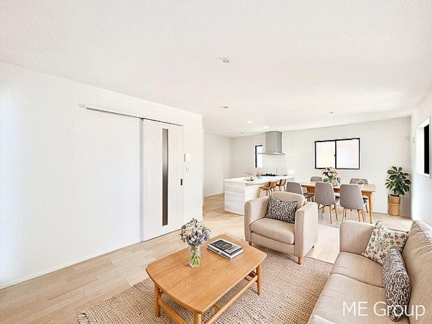 ご家族の賑やかな話し声で包まれる明るいリビング  ※家具はCGです　