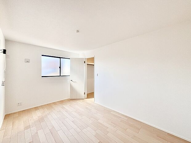 ウォークインクローゼットがあるお部屋。季節ごとの入れ替えも不要で便利です！