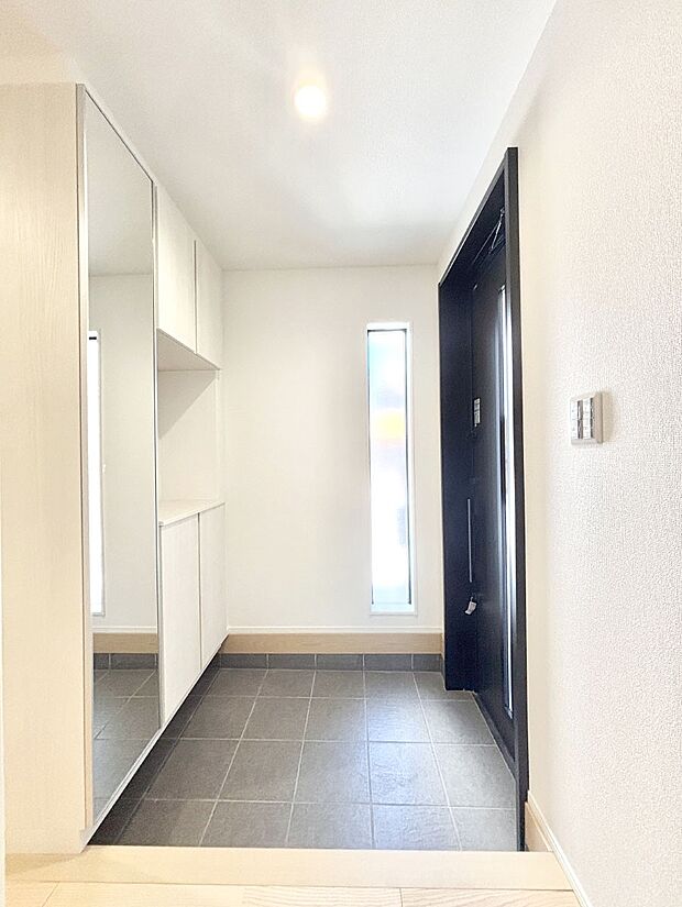 明るい玄関はお客様をお出迎えするのにぴったりです！ 