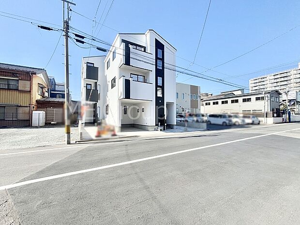 前面道路はきちんと整備されています  