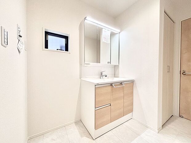 清潔感のある快適空間です。毎日の身支度も気持ち良くお使い頂けます。 