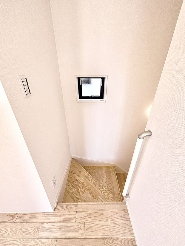 安全性を考慮し階段には手すりを設置しています